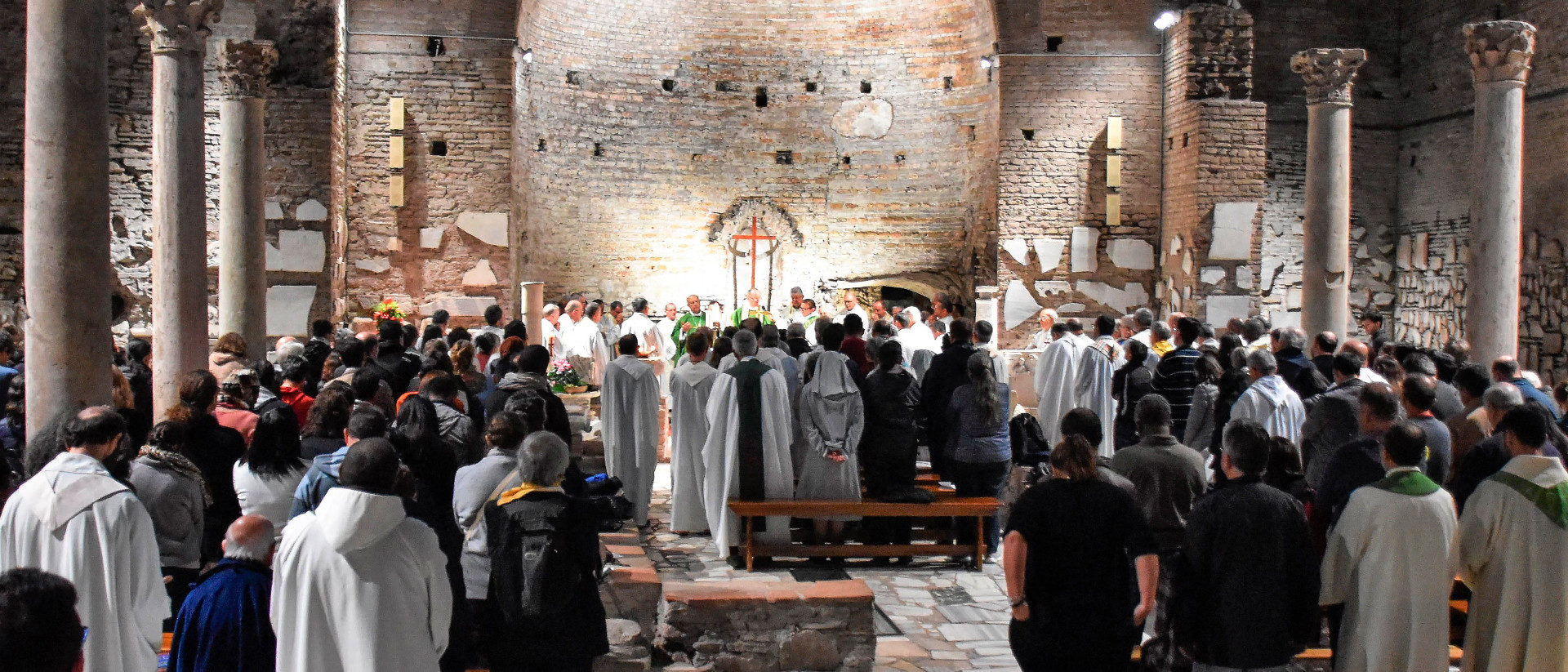 Messe mit Kardinal Claudio Hummes und weiteren Teilnehmern der Synode in der Katakombe Santa Domitilla in Rom.