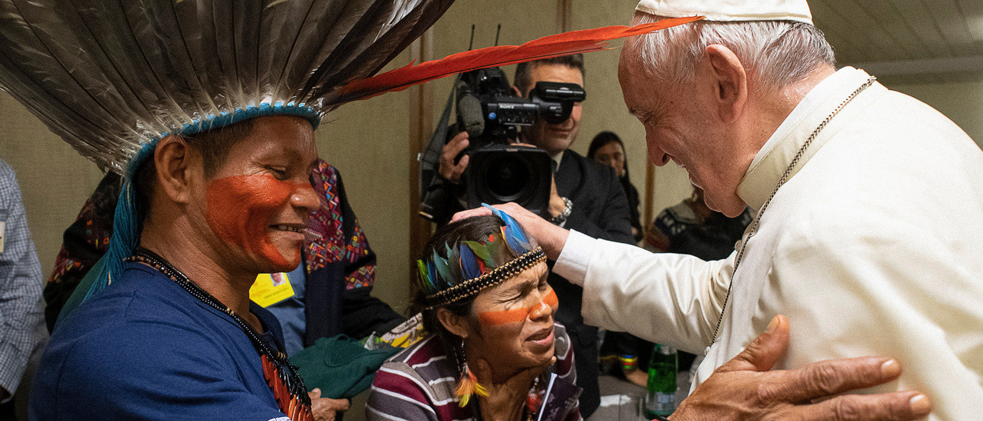 Papst Franziskus mit indigenen Teilnehmern der Amazonassynode im Vatikan, 2019. | © KNA