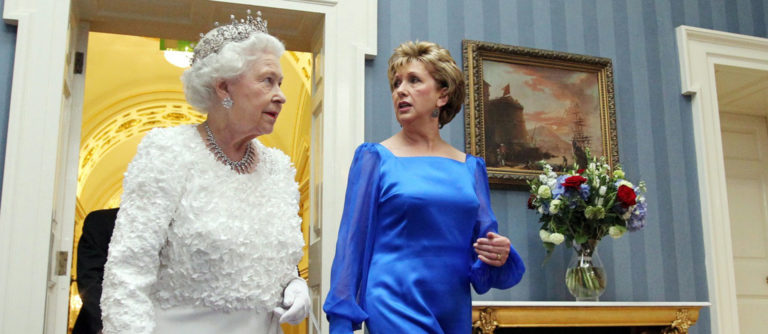 Mary McAleese mit der Queen | Keystone