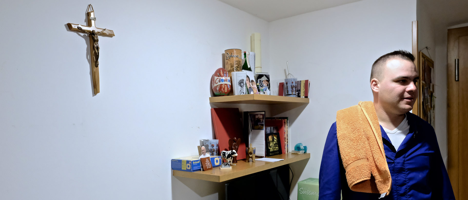 Gardist Cyrill Hof in seinem Zimmer.