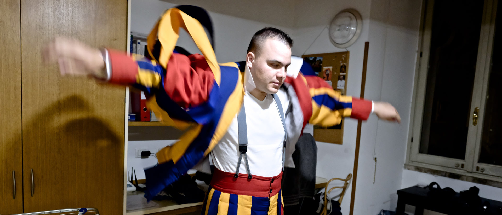 Gardist Cyrill Hof beim Anziehen.