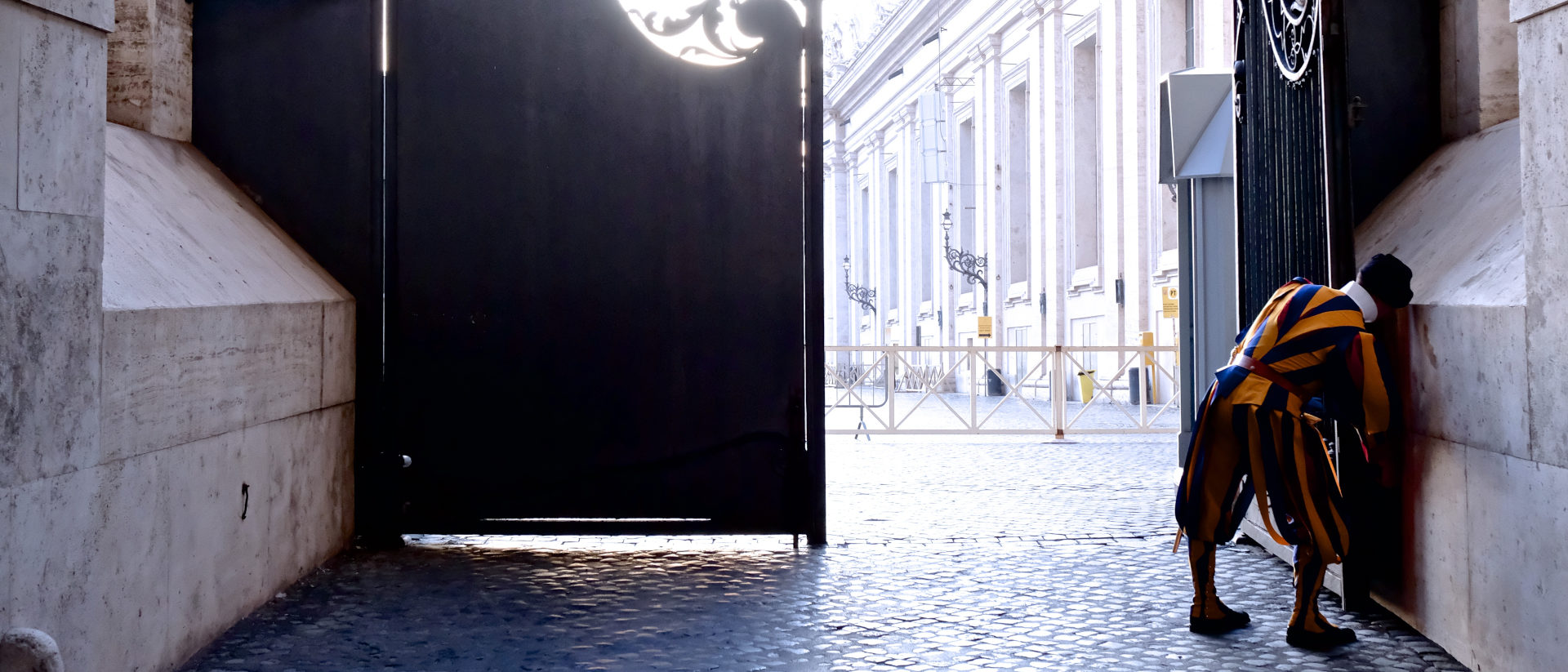 Gardist öffnet das Tor am Arco delle Campane.