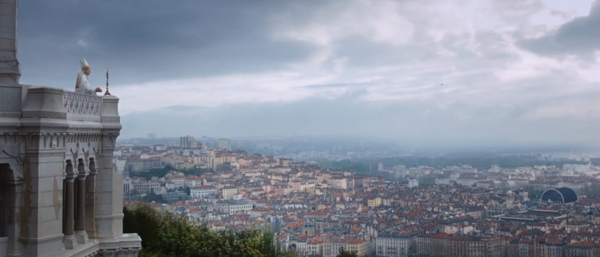Kardinal Barbarin (François Marthouret) thront über seinen Schäfchen. Filmstill Trailer «Grace à Dieu»