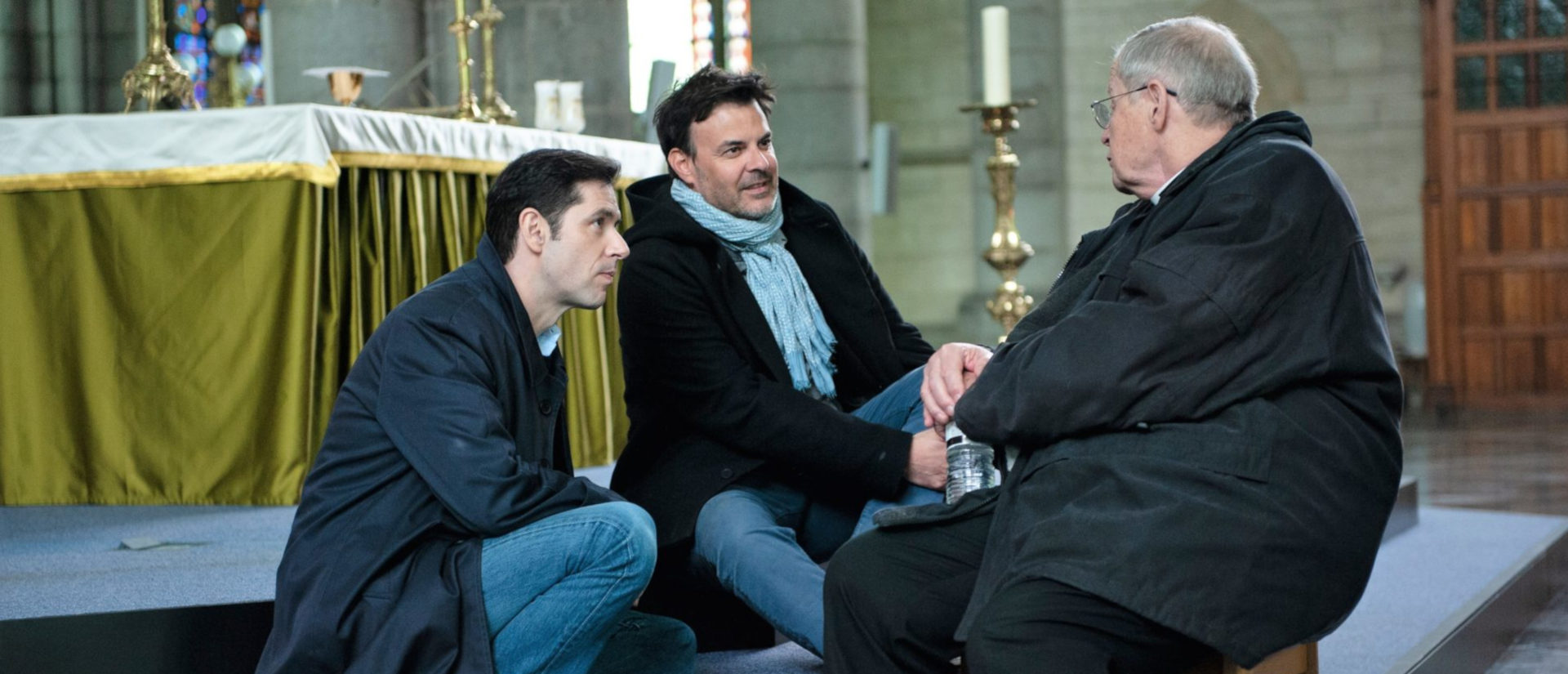 Behind the Scenes: Melvil Poupaud – der Darsteller von Alexandre, Regisseur François Ozon und Schauspieler Bernard Verley (Père Preynat) besprechen eine Szene (v. li. n. re.)