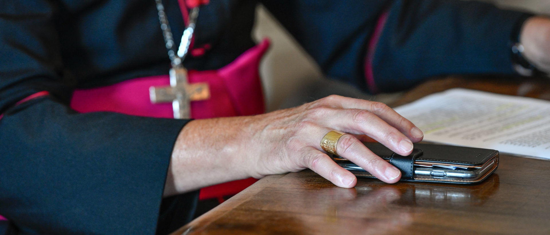 Bischof am Handy – auf Social Media?