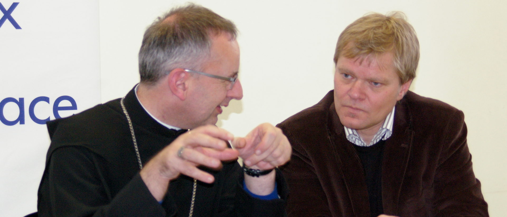 Martin Werlen und Wolfgang Bürgstein an einer Medienkonferenz von «Justitia et Pax»