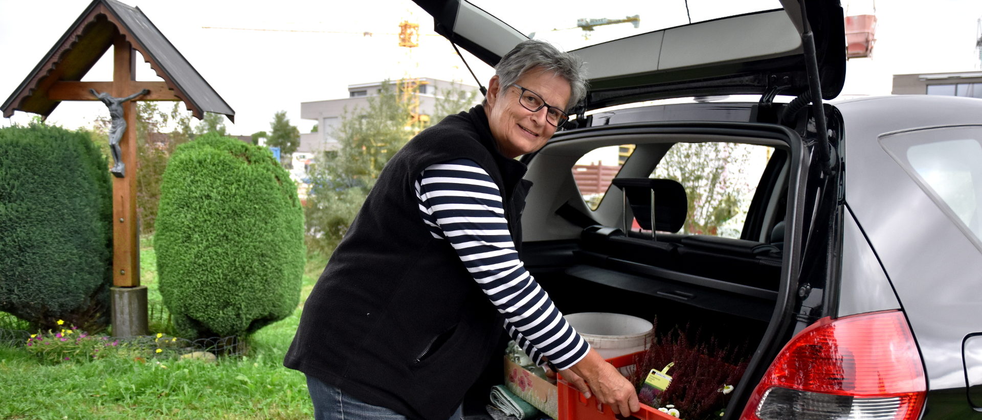 Marianne Winiger holt die neuen Pflanzen und ihr Werkzeug aus dem Auto.