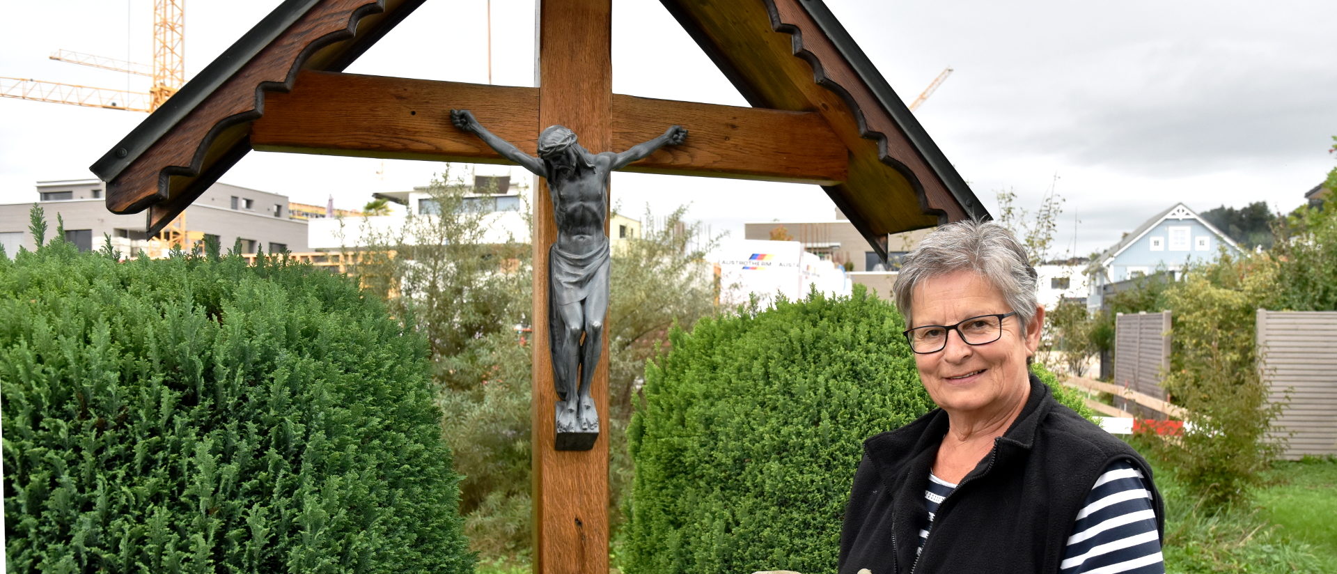 Marianne Winiger pflegt das Wegkreuz seit 47 Jahren.