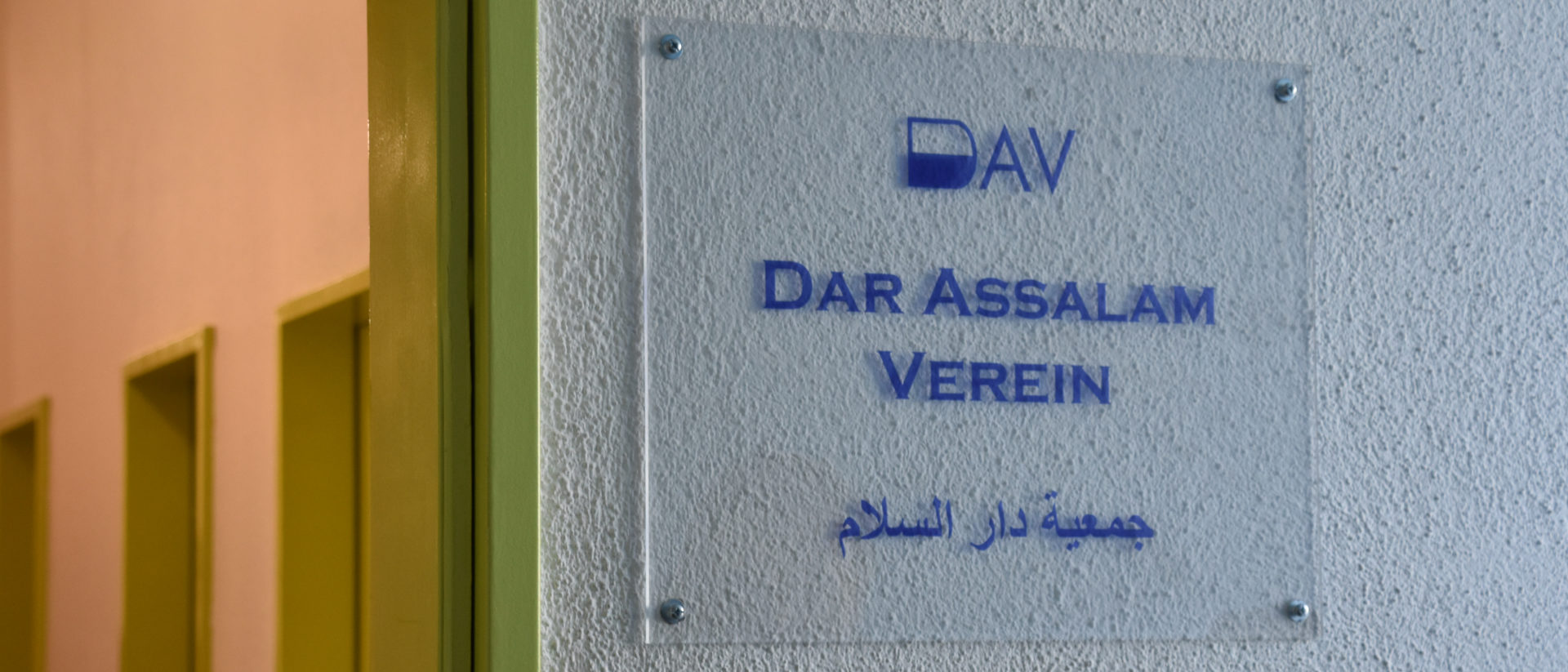 Schild beim Eingang zur Moschee Dar Assalam in Kriens.