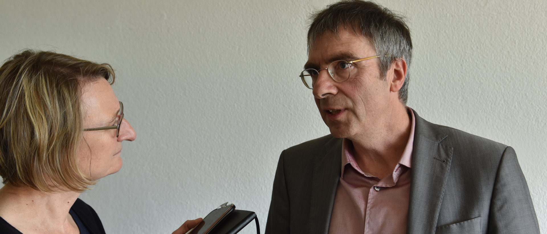 Andreas Tunger-Zanetti im Gespräch mit einer Journalistin.