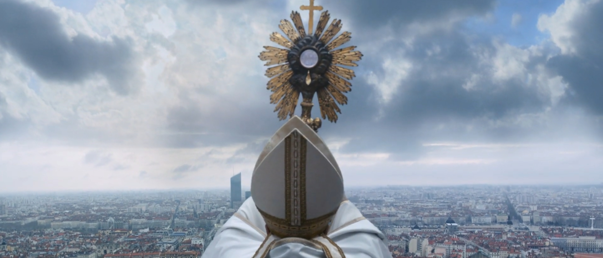 Kardinal Barbarin (François Marthouret) segnet Lyon von der Basilika Notre-Dame de Fourvière aus. Filmstill Trailer «Grace à Dieu»