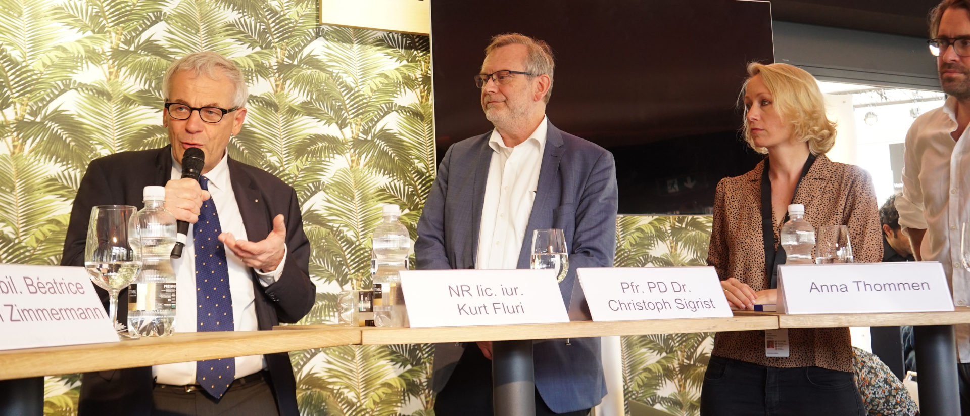 Nationalrat Kurt Fluri, Pfarrer Christoph Sigrist und Regisseurin Anna Thommen an der Podiumsdiskussion