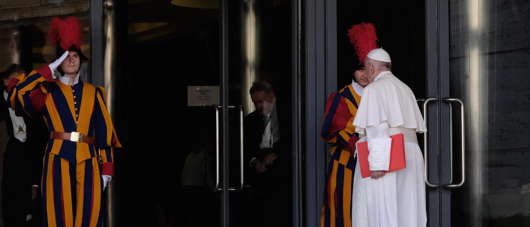 Papst Franziskus begrüsst einen Schweizergardisten.