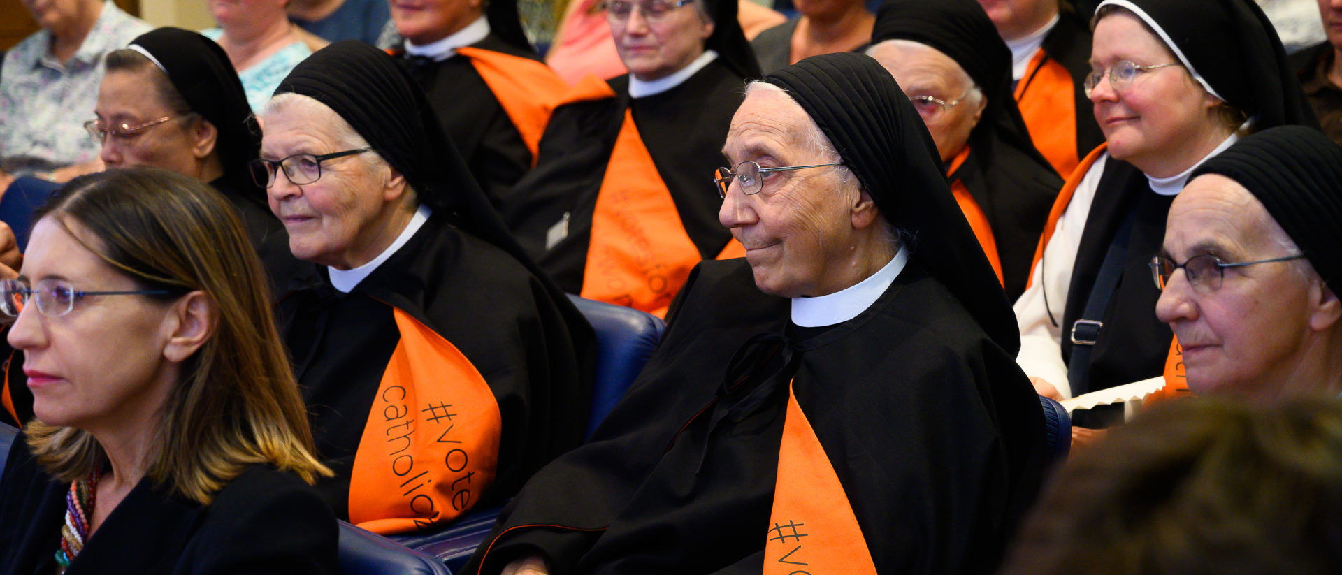 Ordensfrauen kämpfen in Rom für das Frauenstimmrecht an Bischofssynoden.