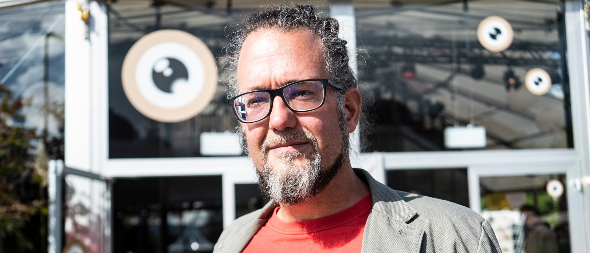 Der Freiwillige Michael Räber vor dem Festival des Zürich Film Festival.