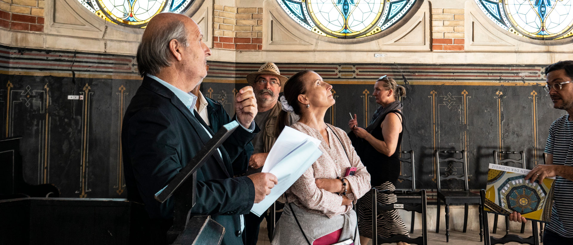Ron Epstein-Mil mit Besuchern in der Abdankungshalle Unterer Friesenberg