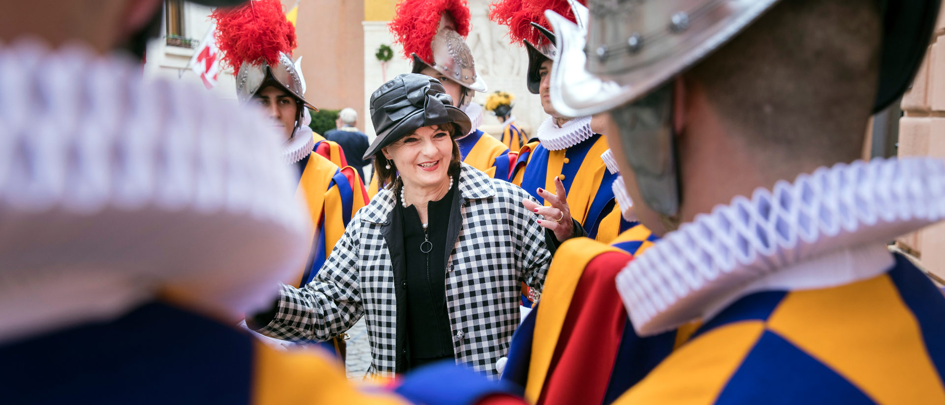 Alt Bundesrätin Ruth Metzler, umringt von Schweizergardisten