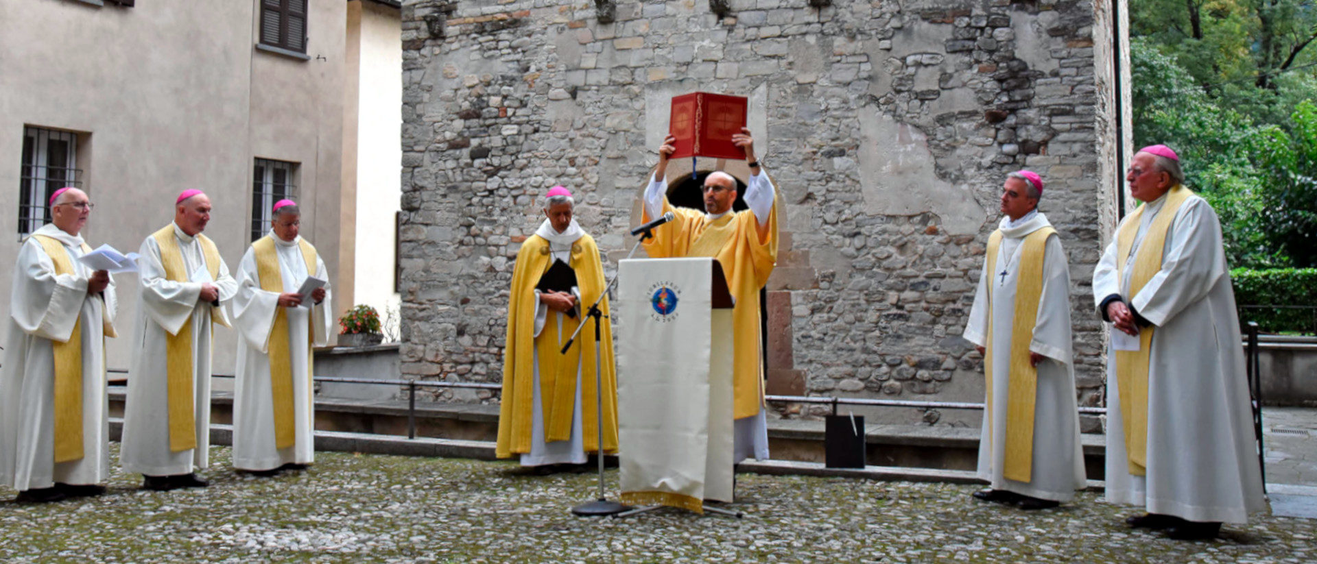 Diakon Martin Brunner-Artho (Mitte) an der Feier in Riva San Vitale