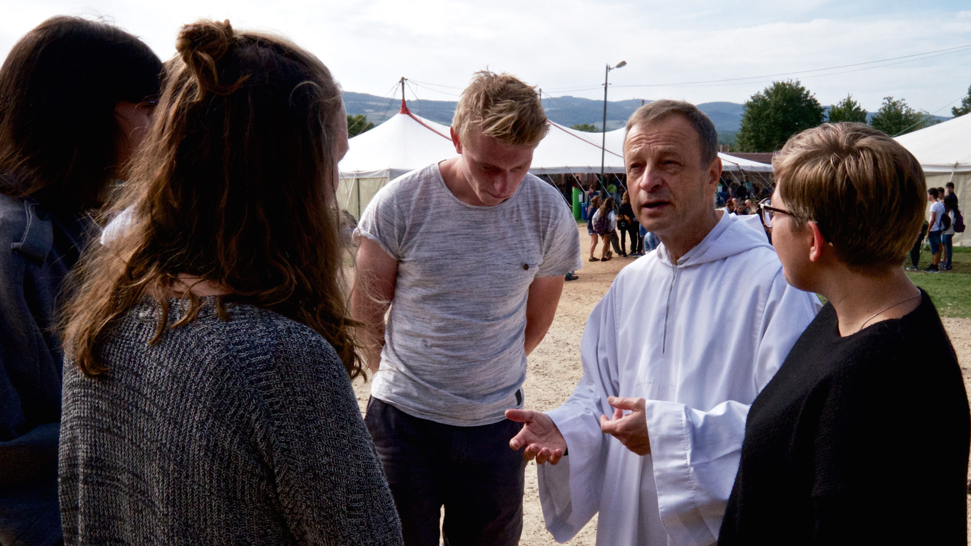Frère Alois von Taizé im Gespräch mit Jugendlichen nach einem Gebet in Taizé.