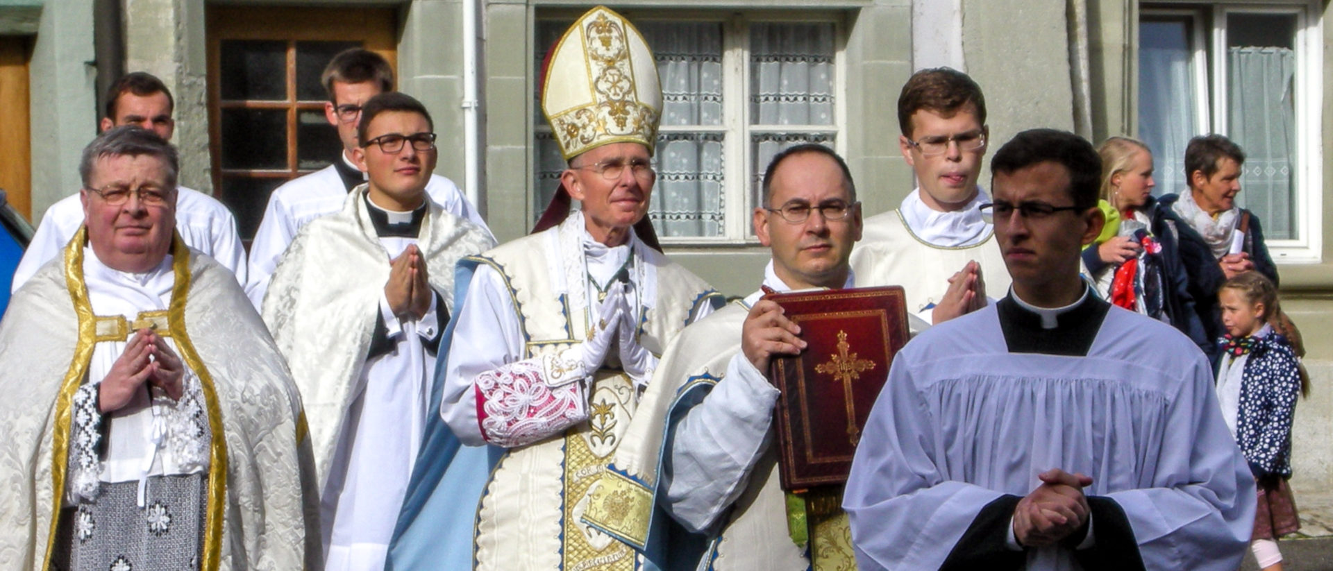 Prozession der Priesterbruderschaft in Freiburg - mit Bischof Bernard Tissier de Mallerais