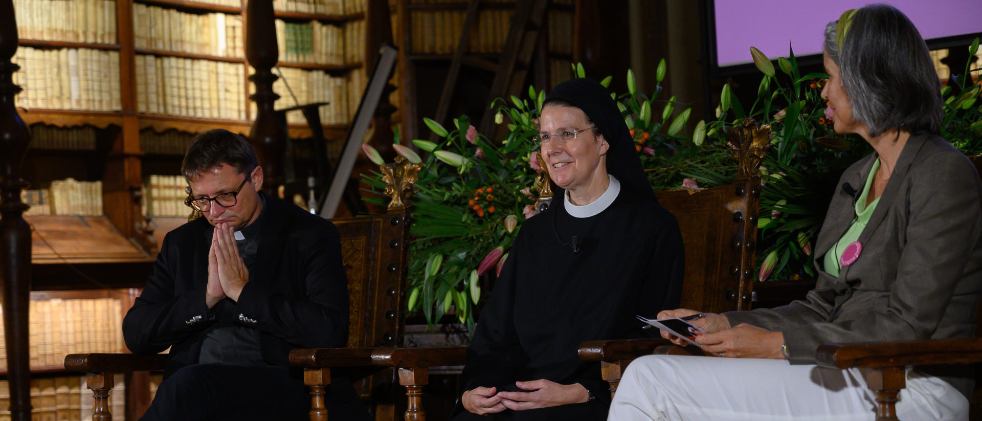 Bischof Felix Gmür diskutiert mit Priorin Irene Gassmann (Mitte) unter Moderation von Regula Grünenfelder.