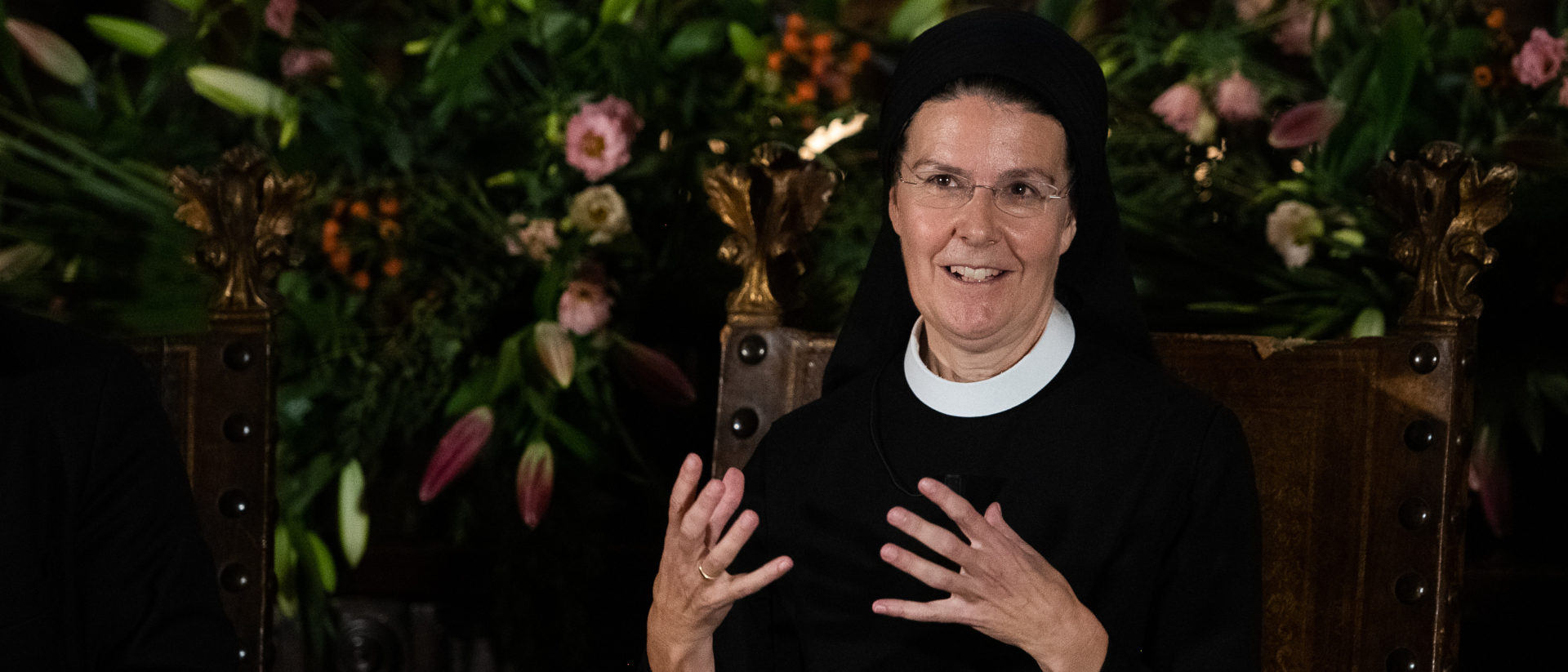 "Wenn niemand mehr Sakramente spenden kann, geht die Kirche unter", sagte Priorin Irene Gassmann auf dem Podium in Rom.