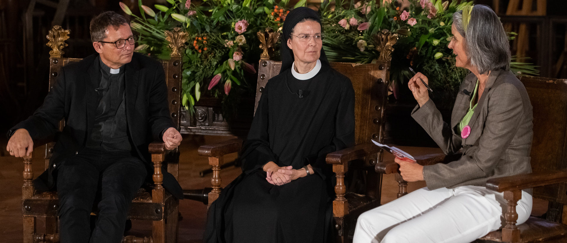 Bischof Felix Gmür, Priorin Irene Gassmann und die Theologin Regula Grünenfelder am Podium von "Voices of faith" in Rom, 2019.