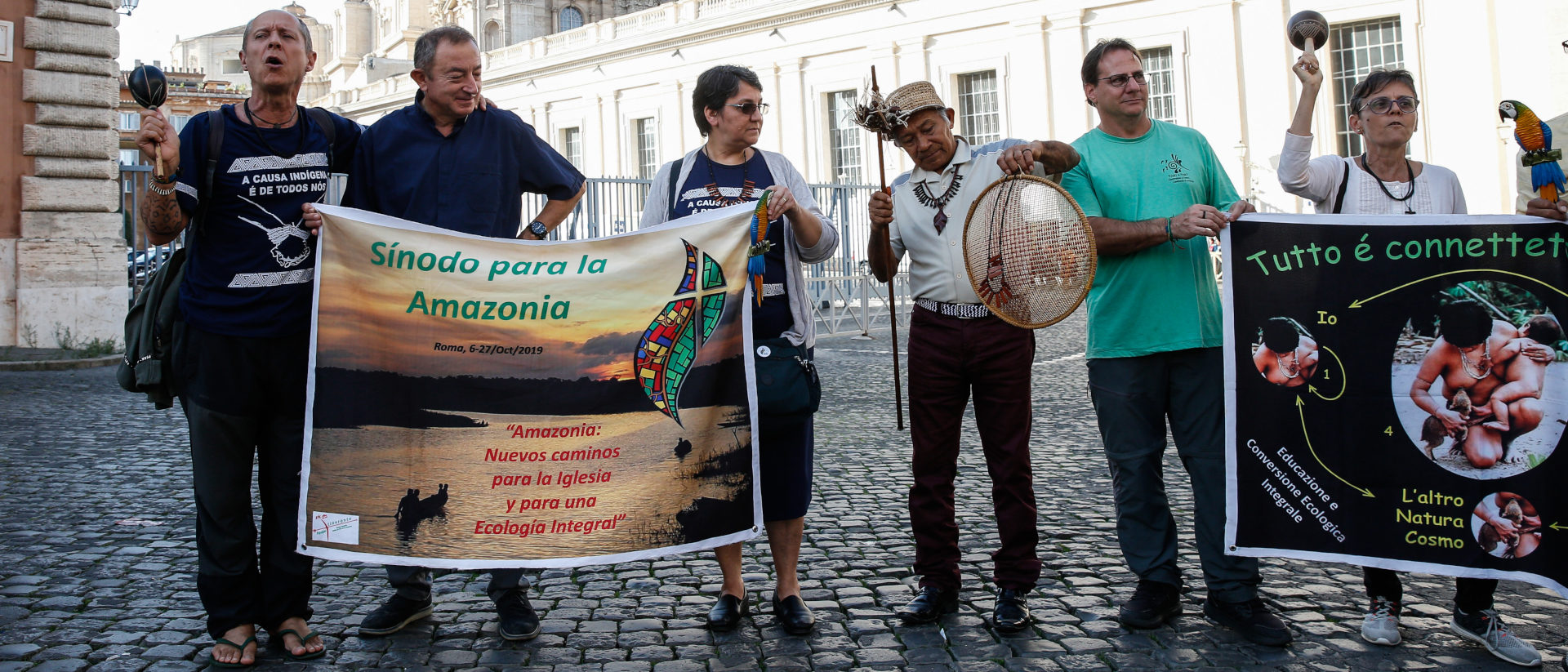 Menschen mit Plakaten singen vor dem Vatikan zum Abschluss der Amazonas-Bischofssynode am 26. Oktober 2019.