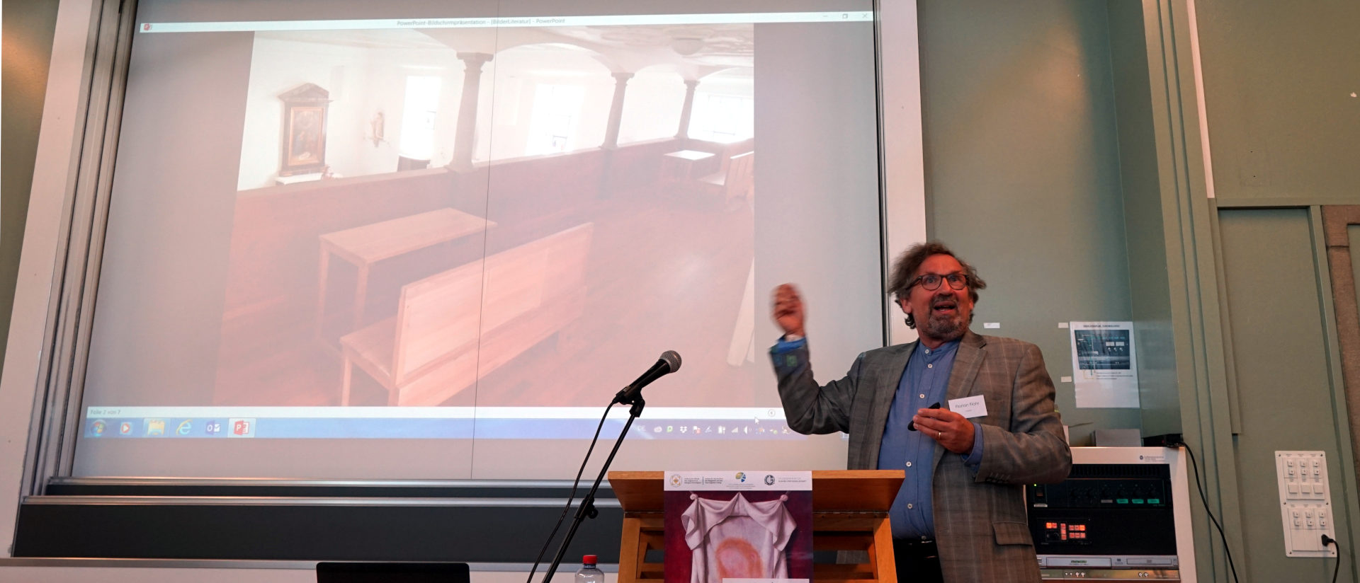 Florian Flohr erklärt Prinzip der Studierplätze in der Peterskappelle