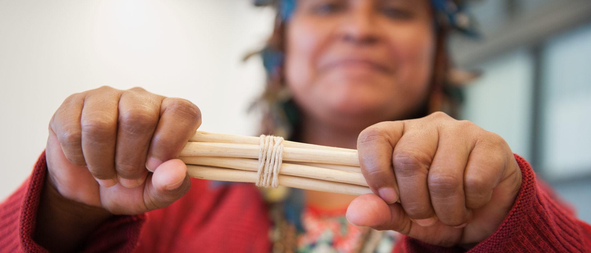 Gemeinsam stark sein - die Indigenen-Vertreterin Ernestina Macuxi symbolisiert mit einem Bündel Holzstäbe Stärke durch Verbundenheit