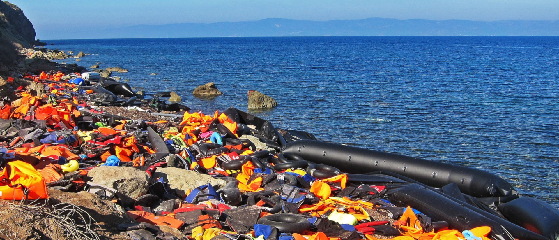 Schwimmwesten von Flüchtlingen an einem Strand in Griechenland.