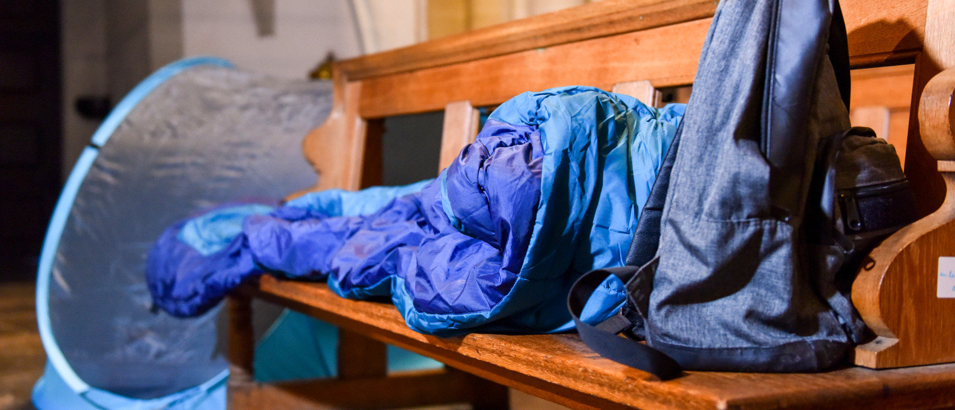 Schutzzelt und Schlafsack in einer Kirche