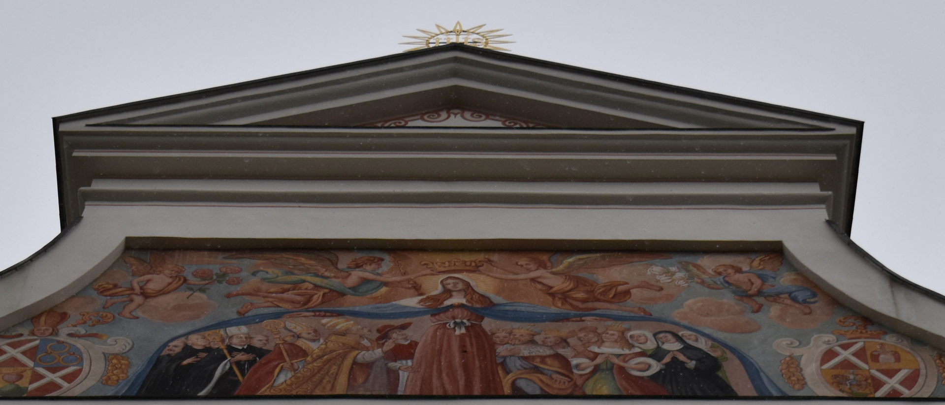 Fresko der Schutzmantel-Madonna an der Klosterkirche Disentis.