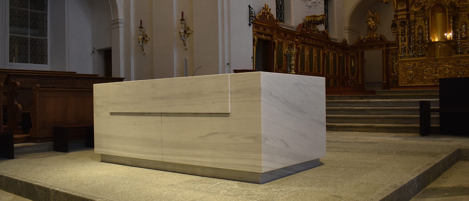 Der neue Zelebrationsaltar von Kurt Sigrist aus Laaser Marmor.
