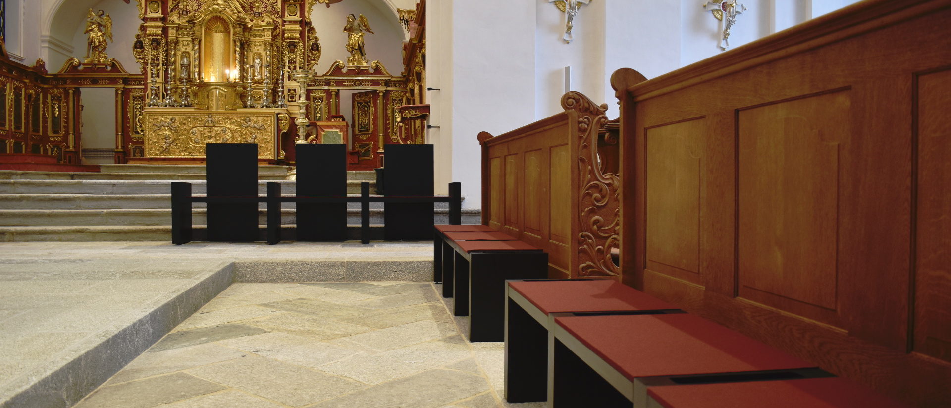 Restaurierter Hochaltar und neue Priester- und Ministrantensitze.
