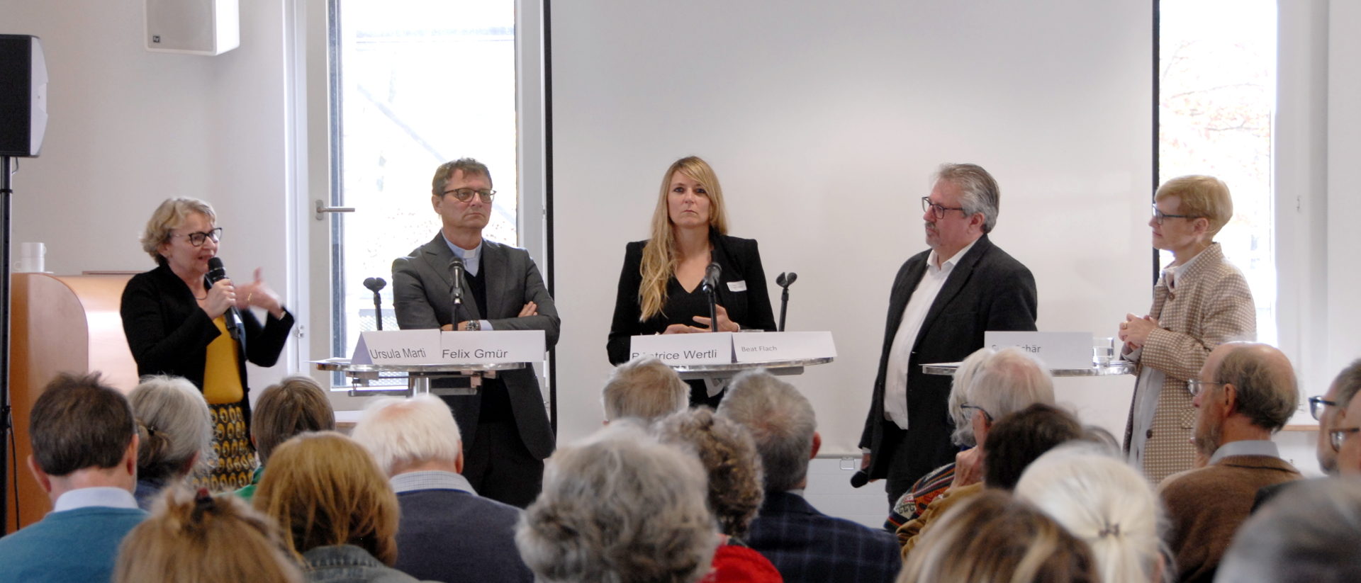 V.l.: Die Berner SP-Grossrätin Ursula Marti, der Basler Bischof Felix Gmür, die Präsidentin der CVP des Kantons Bern Béatrice Wertli, der grünliberale Aargauer Nationalrat Beat Flach diskutieren unter Leitung der Moderatorin Susy Schär.
