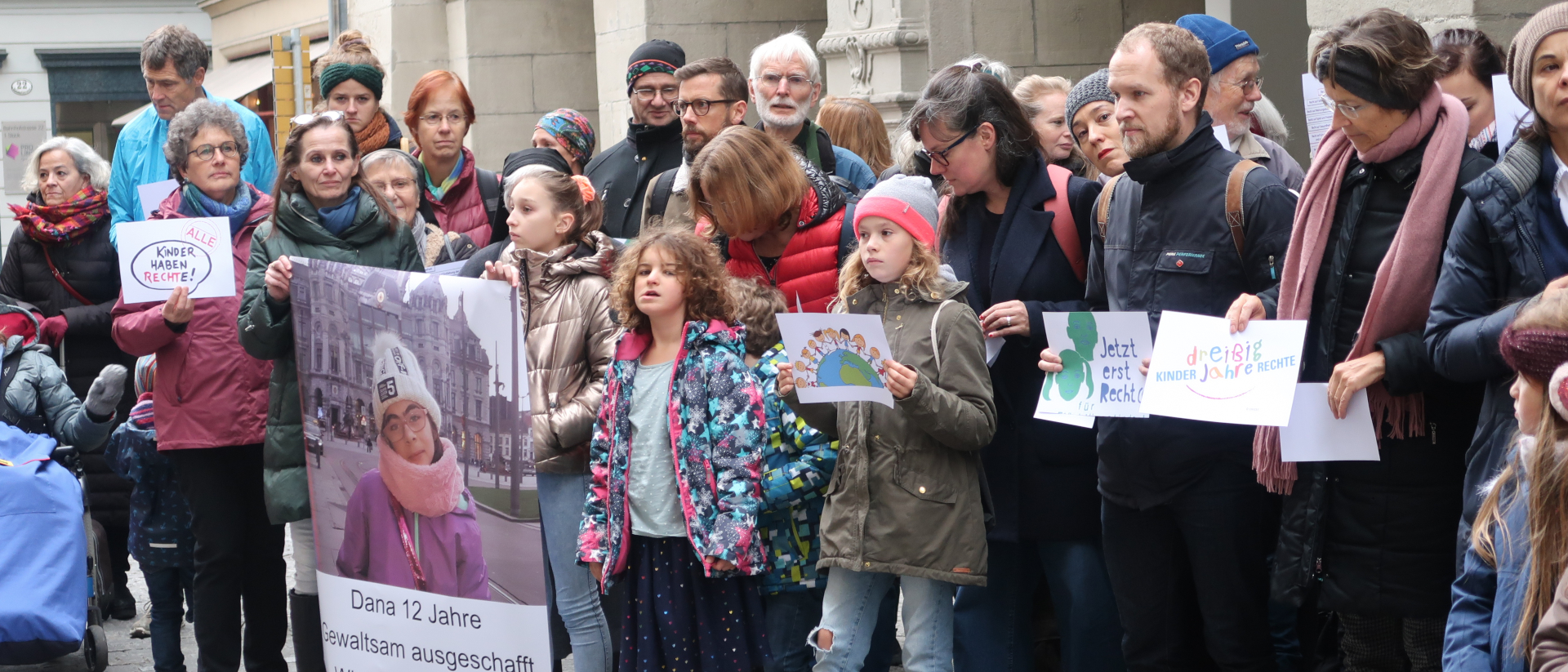 Petition gegen die Ausschaffung einer tschetschenischen Mutter und ihrer Tochter: 150 Personen kamen zur Übergabe der 4000 Unterschriften an die Luzerner Regierung.