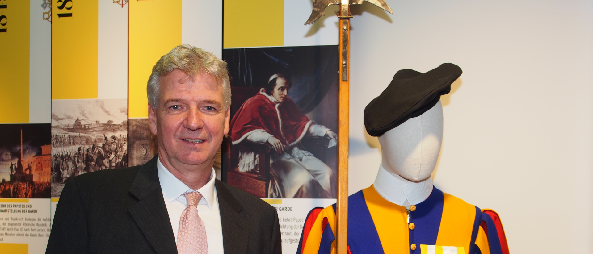 Der Schweizer Botschafter im Vatikan in der Schweizergarde-Ausstellung