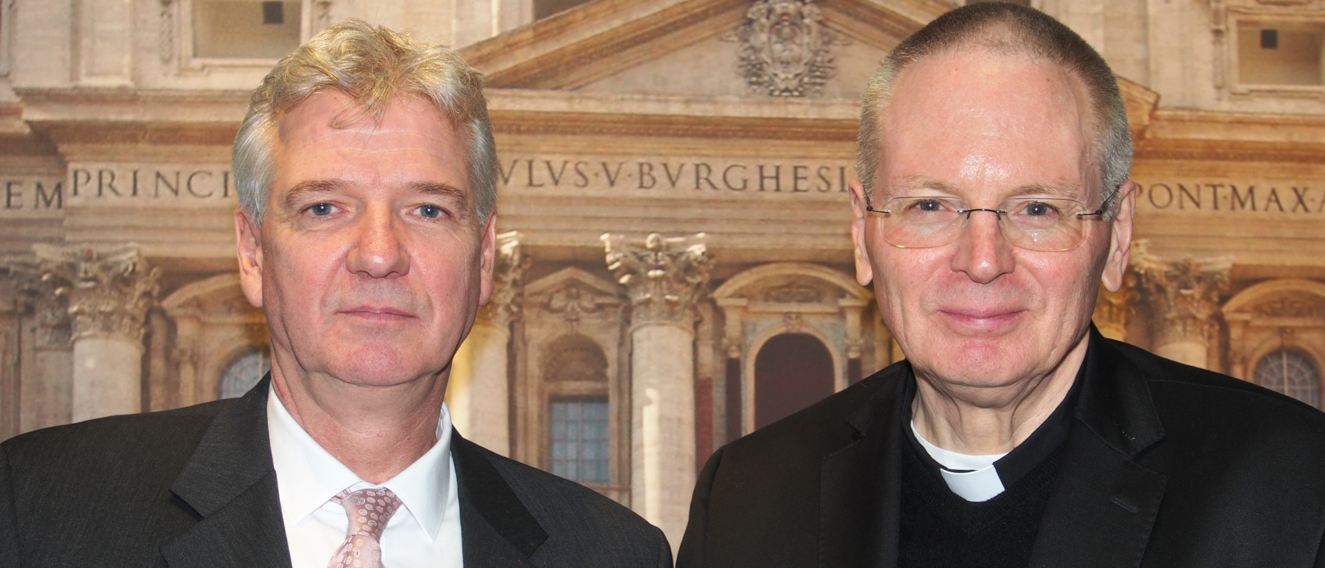 Der Vatikan hat mit Nuntius Thomas E. Gullickson (rechts) einen eigenen Vatikan-Botschafter. Der Schweizer Botschafter Denis Knobel (links) betreut den Vatikan nebenher von Slowenien aus.