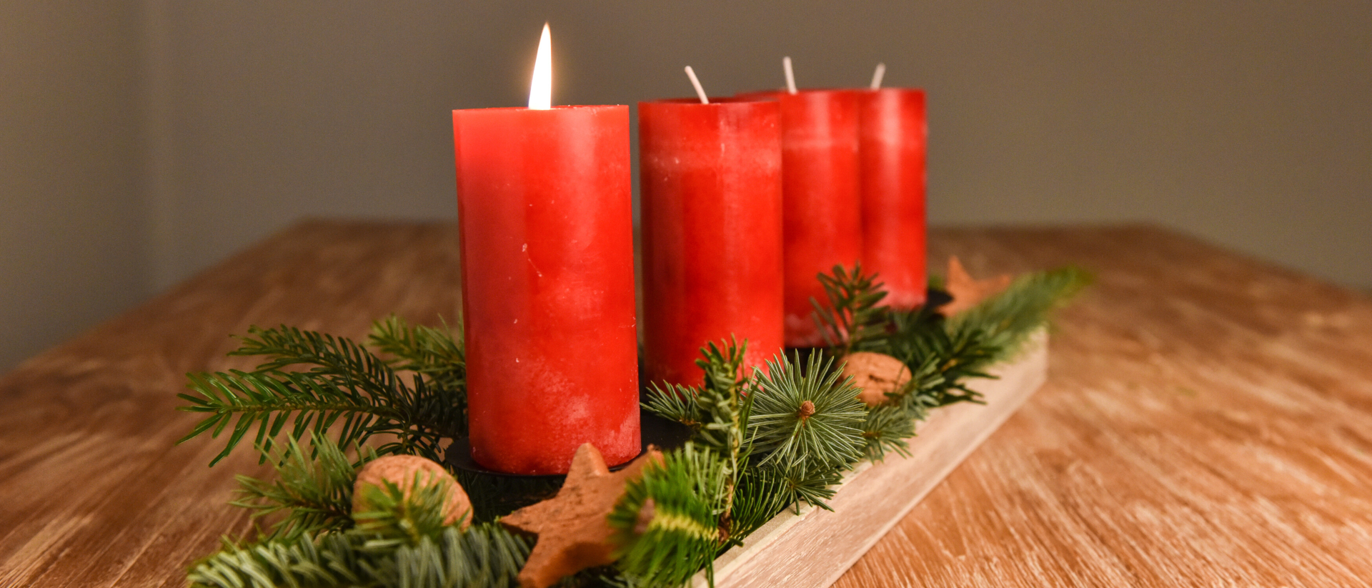 Adventskerzen machen das Warten auf Weihnachten sichtbar.