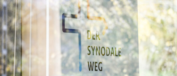 Banner mit dem Logo zum Synodalen Weg in Deutschland | KNA