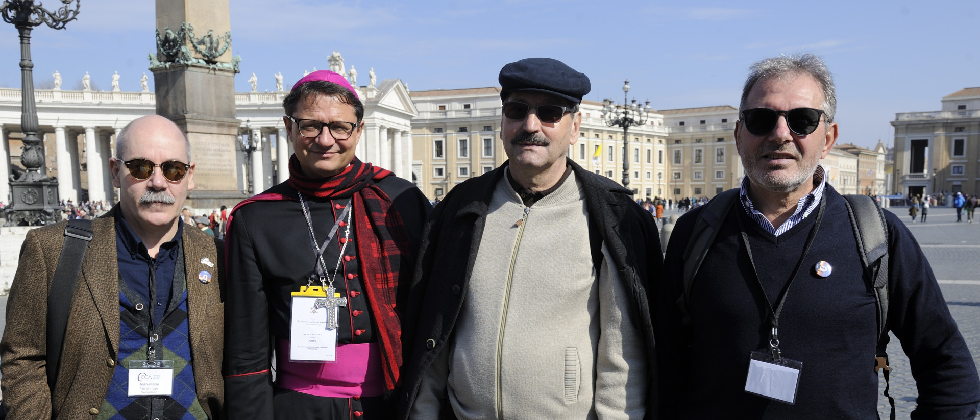 Bischof Felix Gmür mit drei Schweizer Opfervertretern auf dem Petersplatz, Februar 2019