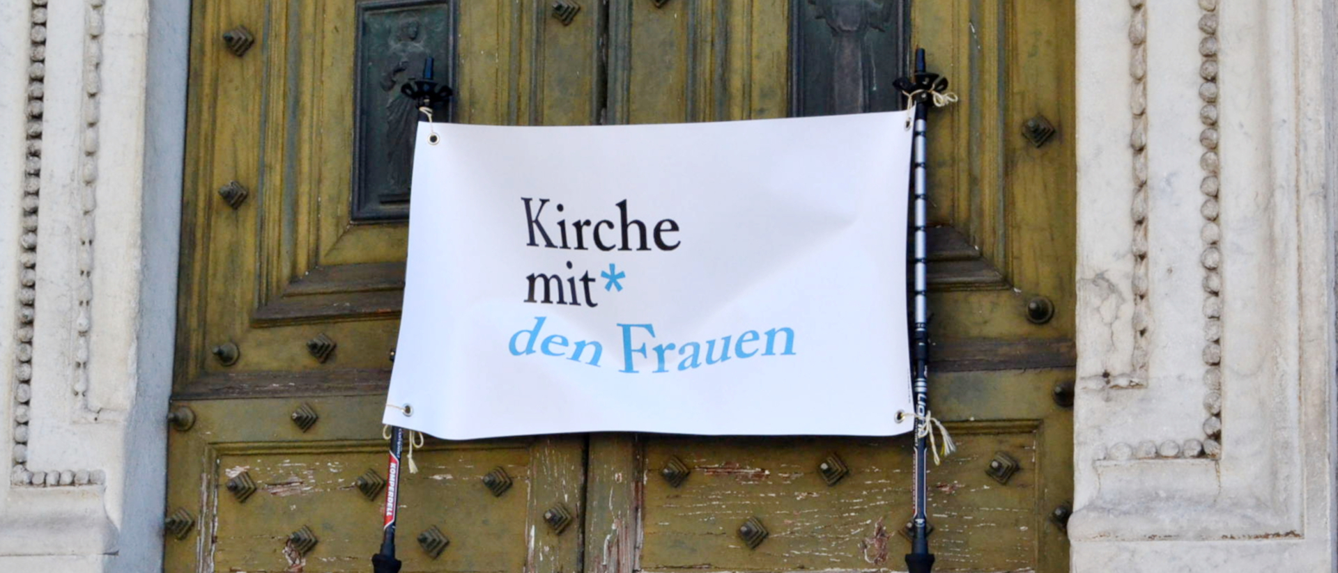 Transparent des Projekts "Kirche mit* den Frauen" 2016 bei der Ankunft der Pilgerinnen und Pilger in Rom.
