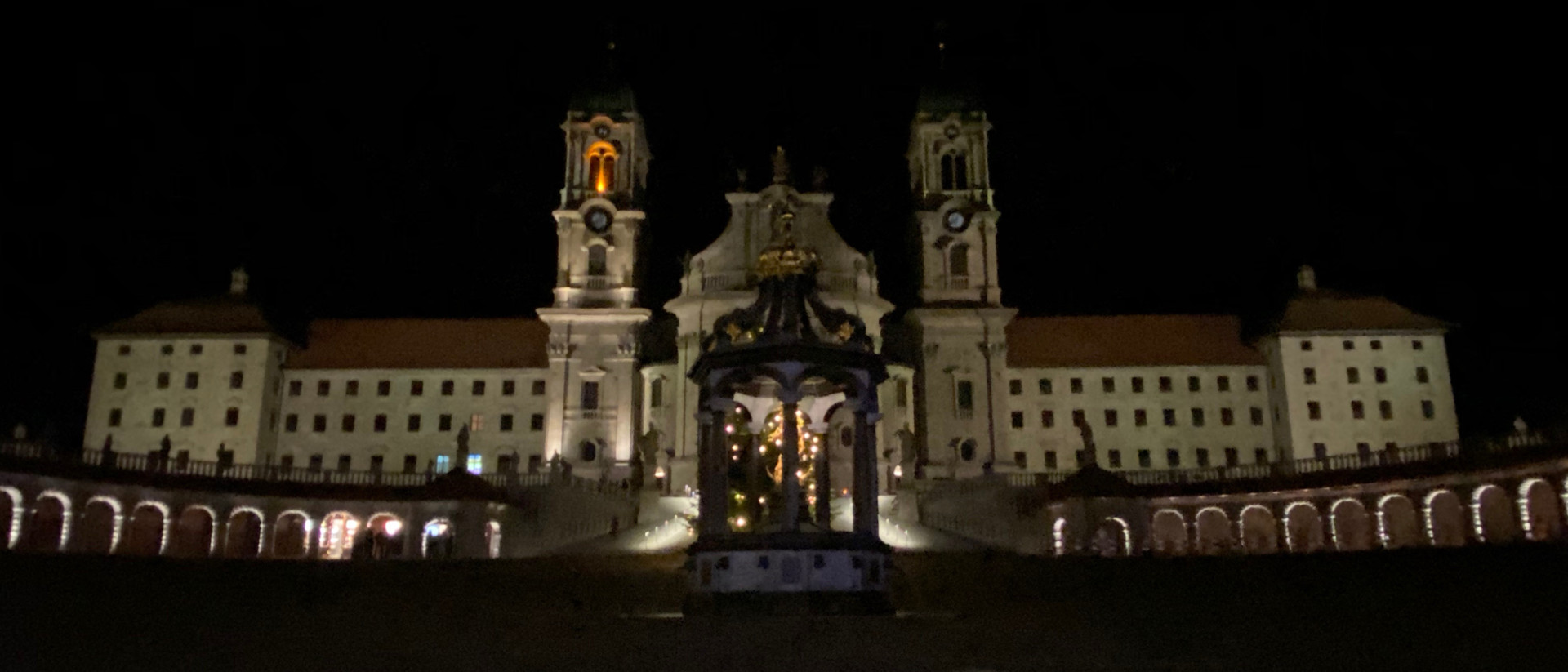 Neue Beleuchtung der Klosterfassade Einsiedeln.