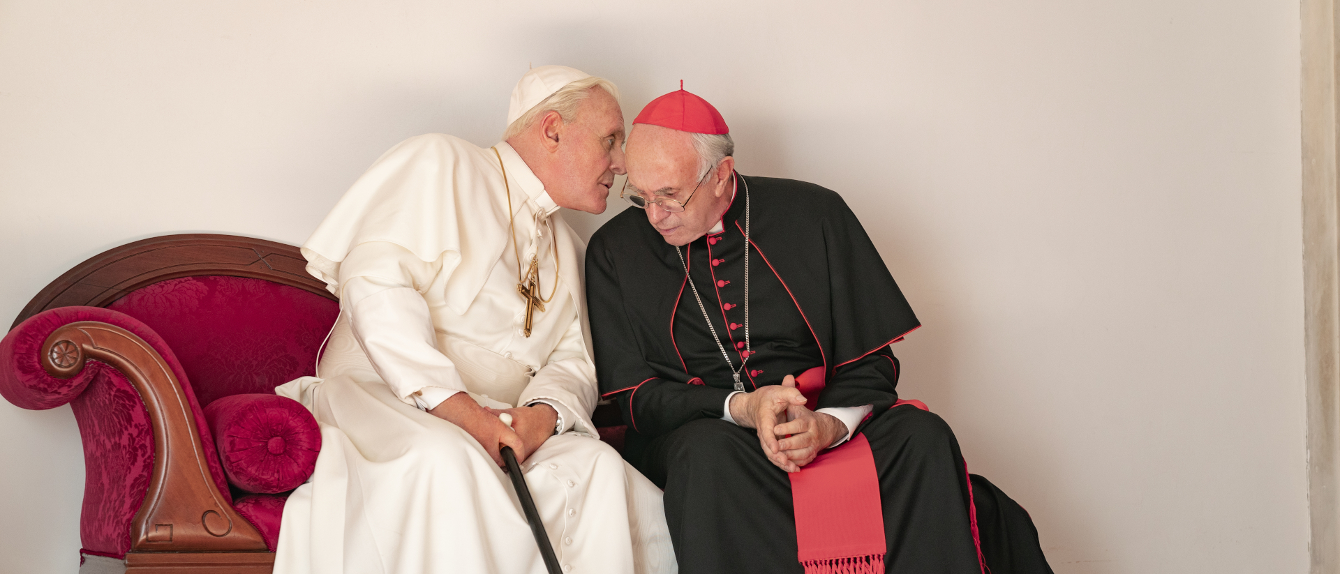 Die zwei Päpste im Gespräch: Benedikt XVI. (Anthony Hopkins) und sein Nachfolger, Kardinal Bergoglio alias Franziskus (Jonathan Pryce)