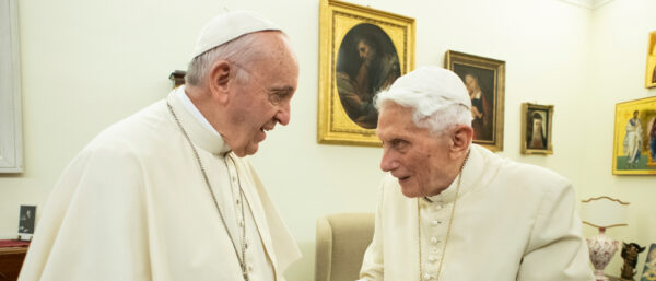 Papst Franziskus (links) und sein emeritierter Vorgänger Benedikt XVI. im Jahr 2018. | KNA