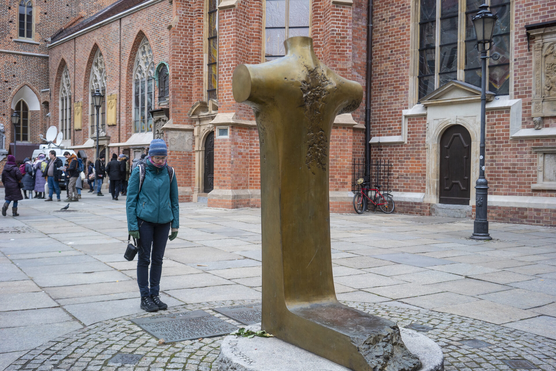Die Schweizerin Julia vor dem Denkmal für Dietrich Bonhoeffer, der in Breslau geboren wurde.