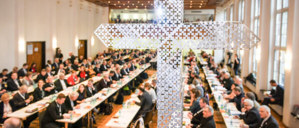 Blick auf die Teilnehmerinnen und Teilnehmer der Synodalversammlung. | KNA