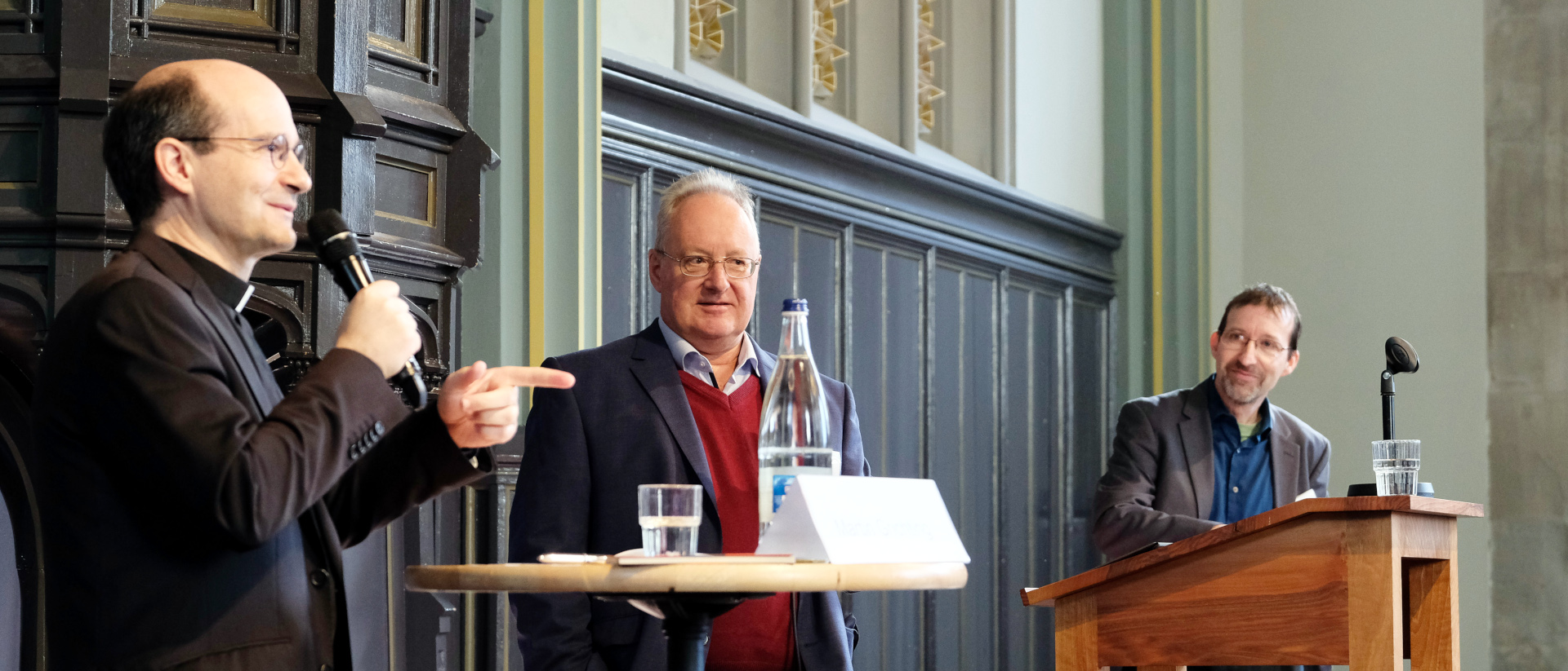 Ulrich Knoepfel (Mitte) diskutiert 2020 mit dem Churer Generalvikar Martin Grichting (links) und dem KVI-Unterstützer Thomas Wallimann.