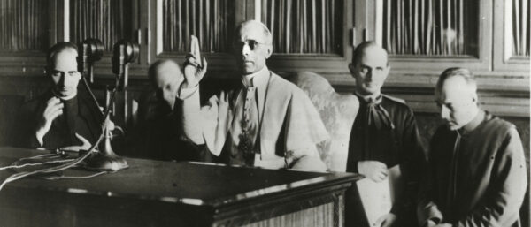 Papst Pius XII. während einer Rundfunkansprache im Jahr 1941 im Vatikan. | KNA